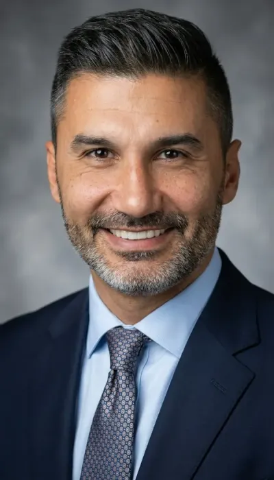 Kenan Özer. KFZ-Experte in Hamburg.