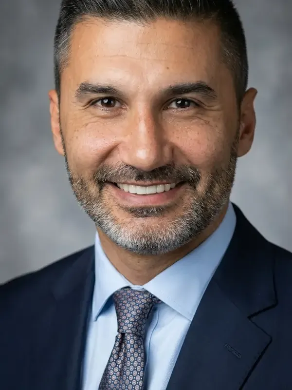 Kenan Özer. KFZ-Experte in Hamburg.