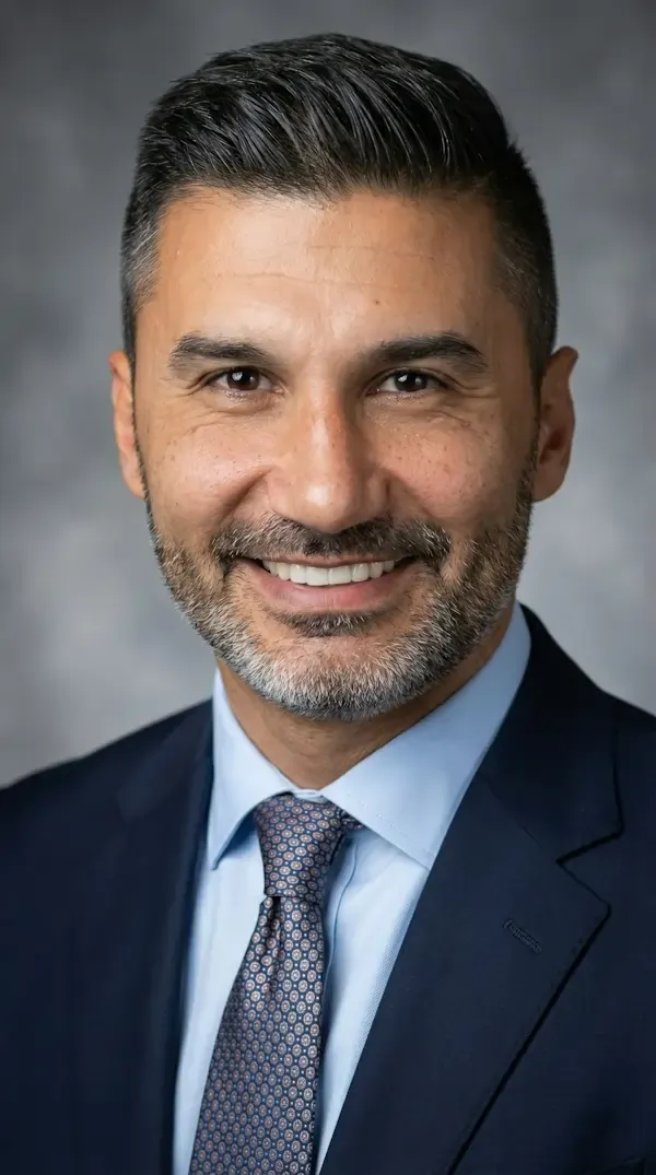 Kenan Özer. KFZ-Experte in Hamburg.